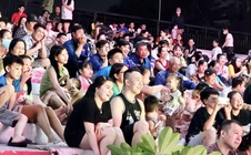 Công nhân trong khu công nghiệp, khu chế xuất ở TPHCM đón năm mới sớm