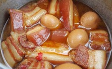 Món ngon ngày Tết: Thịt kho trứng, mứt dừa non, củ kiệu giấm đường...