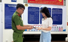 Đang đi siêu thị Lotte Mart, cô gái bất ngờ nhận tin vui từ số lạ