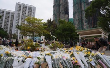 Cháy chung cư Hồng Kông: Nỗi tuyệt vọng của cụ ông khi vợ mắc kẹt trong lửa