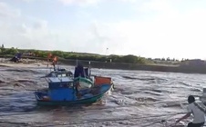 Nước lũ về nhanh, hàng chục ghe thuyền bị cuốn trôi, ngập hơn 1.000 căn nhà