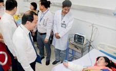 Bí thư Thành ủy TPHCM khen ê kíp phẫu thuật nuôi tạm và tái nối bàn tay đứt lìa cho sản phụ