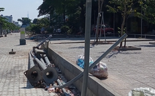 Vỉa hè ngổn ngang cột đèn