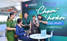 Hành khách metro thích thú trải nghiệm chạm thanh toán nhanh gọn của VPBank