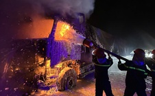 Xe đầu kéo chở 30 tấn viên nén năng lượng bốc cháy trên cao tốc