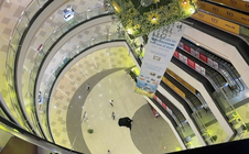 Hãy ngưng miệt thị người "rơi lầu" tại Vạn Hạnh Mall
