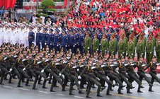 Hàng vạn người đội mưa tham gia diễu hành chào mừng 70 năm Ngày giải phóng Hải Phòng