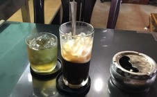 Giao ban quanh bàn cà phê