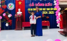 Niềm vui đặc biệt của cậu bé đội mưa đến công an phường