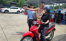 Những hình ảnh về kỳ sát hạch lái xe đầu tiên được Cảnh sát giao thông Bình Dương tổ chức