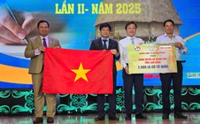 Báo Người Lao Động trao 2.000 lá cờ Tổ quốc và 25 suất học bổng