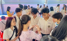 Trao vòng may mắn cho học sinh chuẩn bị thi lớp 10