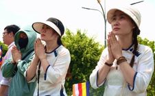 Xá lợi Đức Phật rời chùa Thanh Tâm: Cảm động hình ảnh người dân cầu nguyện dưới trời nắng