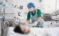 Vì sao 2 nạn nhân vụ cháy chung cư Viễn Đông bỏng nhẹ nhưng nguy kịch?