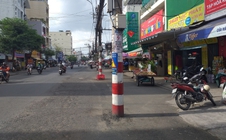 Cột điện giữa đường