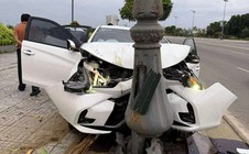 CLIP: Ô tô mất lái tông trụ đèn, tài xế thảng thốt gọi "vợ ơi"