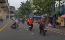 Lại thêm clip đạp ngã xe máy người đi đường ở Thủ Đức