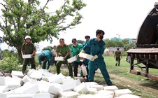 Xử lý hàng trăm viên nén nghi là phôi xà phòng bị đổ trộm sau trường học