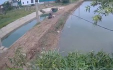 VIDEO: Lấy diều mắc trên cột, 3 học sinh bị điện cao thế phóng vào người gây bỏng nặng