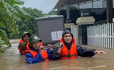 "Làm nghề mấy chục năm chưa bao giờ thấy mưa, lũ kỷ lục ở miền Trung giữa tháng 6"