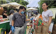 Lần đầu tiên đi chợ thực phẩm sạch, chứng kiến sản phẩm được kiểm nghiệm đột xuất