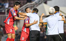 Thắng vất vả trên sân nhà, CLB TP HCM trụ hạng V-League thành công