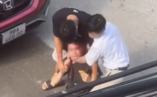 Nam thanh niên bị chảy máu đầu sau câu nói "mày biết tao là ai không" của người đi ô tô