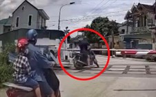 VIDEO: Cố vượt qua đường sắt khi gác chắn đã hạ, người đàn ông bị tàu hỏa tông tử vong