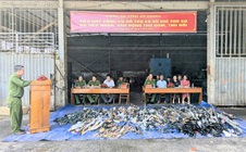 “Ớn lạnh” số công cụ hỗ trợ và vũ khí thô sơ thu được ở An Giang