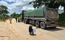 Tai nạn giữa xe đạp điện và đầu kéo, 2 em nhỏ tử vong
