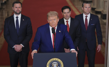Tổng thống Donald Trump quyết định tấn công Iran "chỉ vài phút trước khi bom rơi"