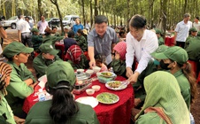 CLIP: Ấm áp “Bữa cơm Công đoàn” giữa rừng cao su Lộc Ninh