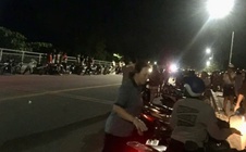 Trong khi lực lượng cứu hộ suốt đêm tìm kiếm, người nhảy cầu... tự bơi vào bờ