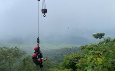 Dùng cần cẩu giải cứu 2 người đi xe máy rơi xuống vực sâu