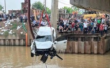 Vụ ô tô tông 2 xe máy rồi lao xuống sông: Xác định 2 nạn nhân tử vong