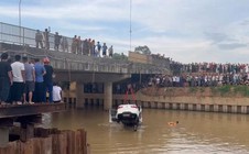 Xe ô tông 2 xe máy rồi lao xuống sông: 4 người gặp nạn trong một gia đình