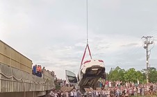 VIDEO: Khoảnh khắc trước khi ô tô tông 2 xe máy rồi lao xuống sông, 6 người thương vong