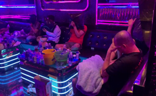 Bắt quả tang 6 đối tượng trong phòng hát karaoke “Quận 6” ở Vĩnh Long
