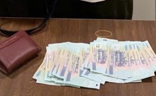 Về đến nhà, cô gái mới hốt hoảng khi biết mình quên chiếc túi quan trọng ở sân bay