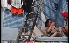 Vụ cô gái ôm con nhỏ bị đánh tới tấp: Đã bắt được “Trung cá chép”