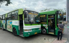 2 xe buýt rượt đuổi, ép nhau văng lên vỉa hè: Tạm đình chỉ công việc 2 tài xế