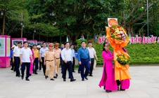 Ông Nguyễn Trọng Nghĩa dâng hương tưởng niệm Chủ tịch Hồ Chí Minh và anh hùng liệt sĩ
