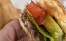 Đà Nẵng: Xôn xao nghi vấn phát hiện dòi lúc nhúc trong hamburger mua tại cửa hàng bánh mì