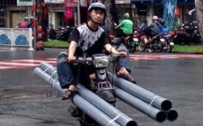 "Làm xiếc" trên đường