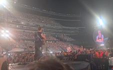 Ồn ào nghi vấn lộ ngoại tình khi xem đêm nhạc Coldplay