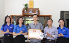Tặng bằng khen cho "người hùng" cứu cháu bé trước mũi tàu hoả
