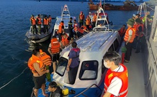 Xuyên đêm tìm kiếm các nạn nhân vụ tàu du lịch chở 51 người bị đắm trên vịnh Hạ Long
