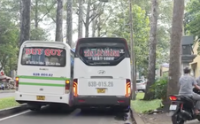 TP HCM: 2 xe khách giành đường, hàng chục xe máy đành leo vỉa hè