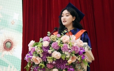 Tân dược sĩ phát biểu xúc động tại lễ tốt nghiệp ở Trường ĐH Cửu Long 