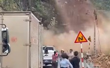 VIDEO: Đất đá trên núi sạt lở vùi lấp đường khi nhiều người đang quay video